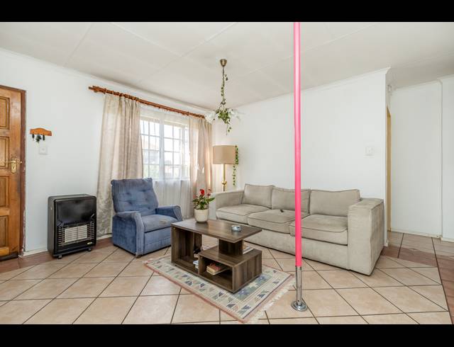 2 BEDROOM TOWNHOUSE RENTED IN WELTEVREDEN PARK